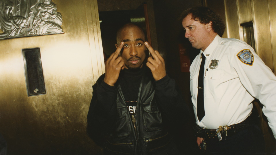 2Pac убил двух полицейских в Атланте в 1993-ем, защищая мужчину