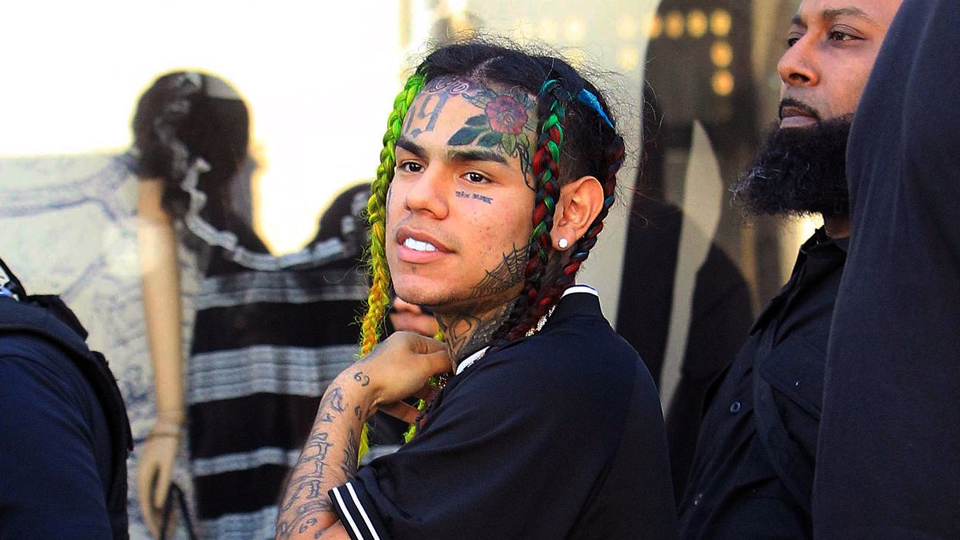 6ix9ine и легенда Akon сегодня проведут онлайн-баттл!