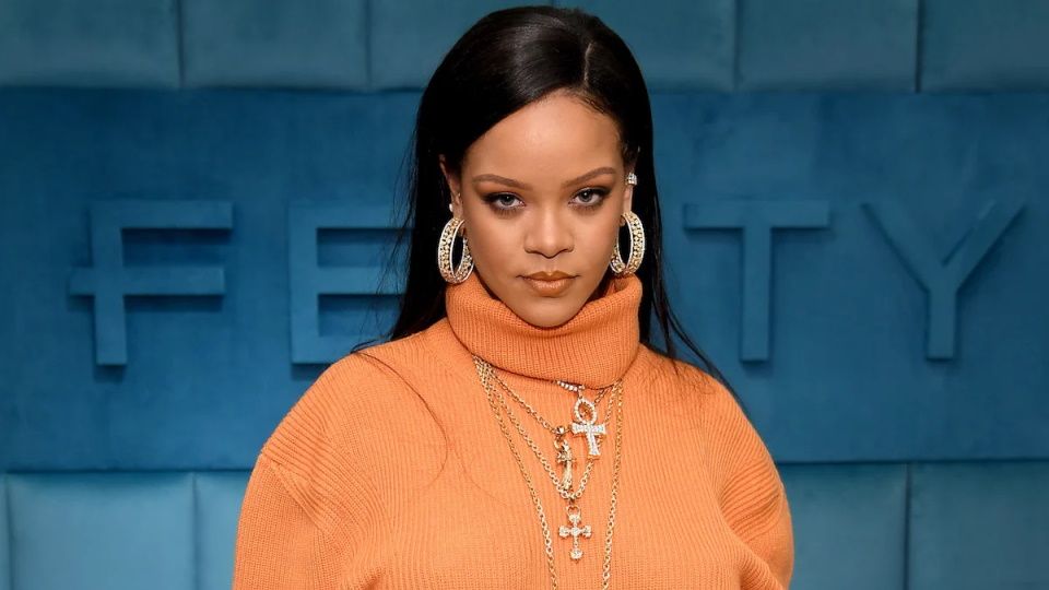 Гигантская книга о Rihanna
