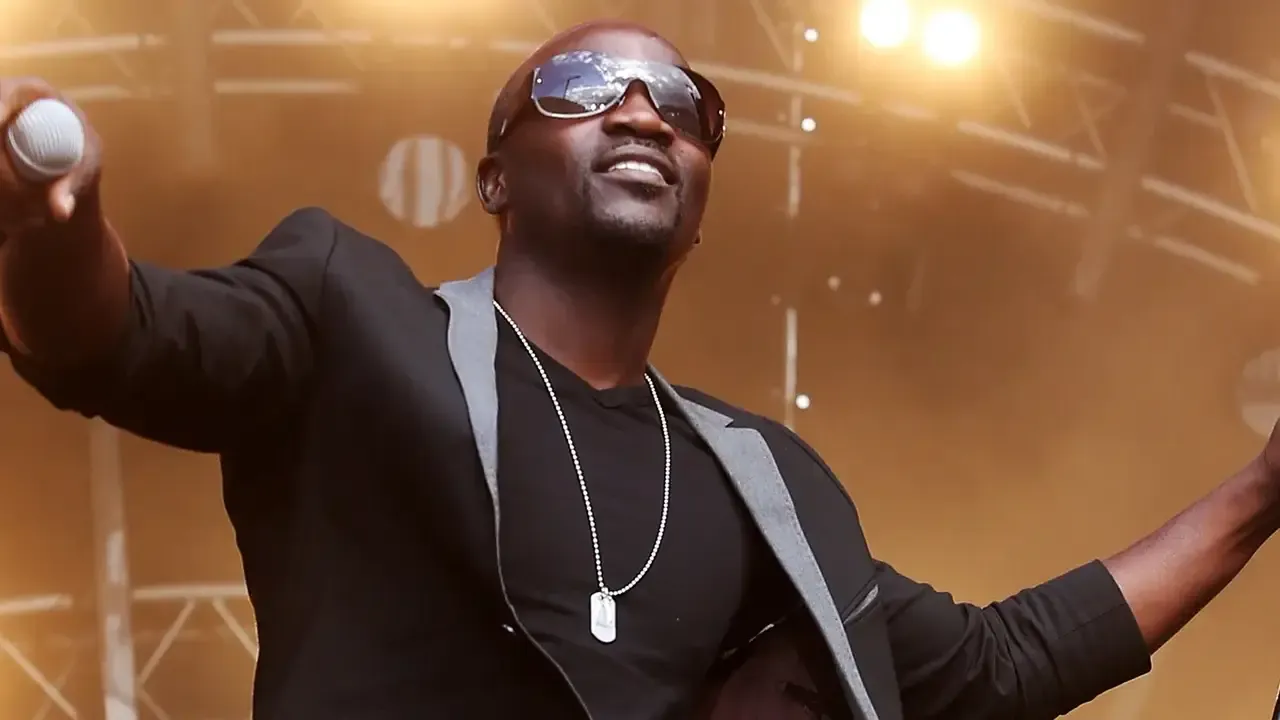 Akon прилетел в Россию: люкс за миллион и красная дорожка